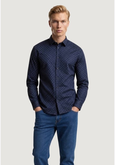 Camisa Armani Exchange azul - look completo en modelo Camisa Armani Exchange azul - look completo en modelo
