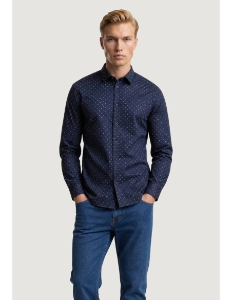 Camisa Armani Exchange azul - look completo en modelo