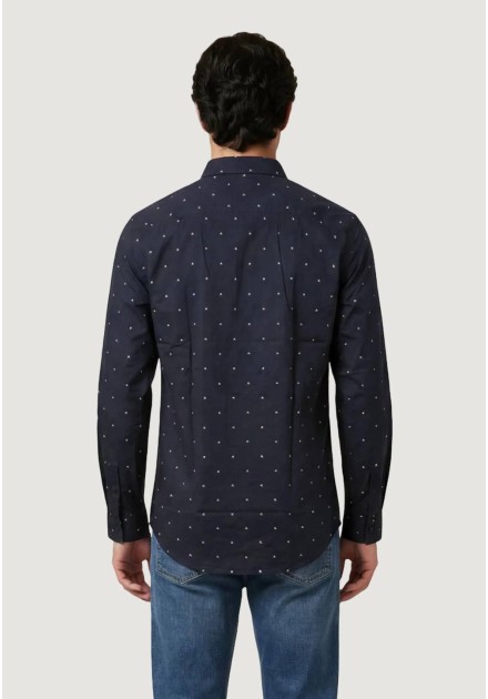 Camisa Armani Exchange azul - vista trasera en modelo Camisa Armani Exchange azul - vista trasera en modelo