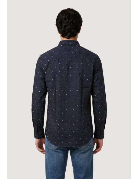 Camisa Armani Exchange azul - vista trasera en modelo