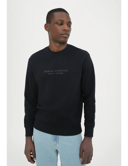 Sudadera Armani Exchange - detalle en modelo