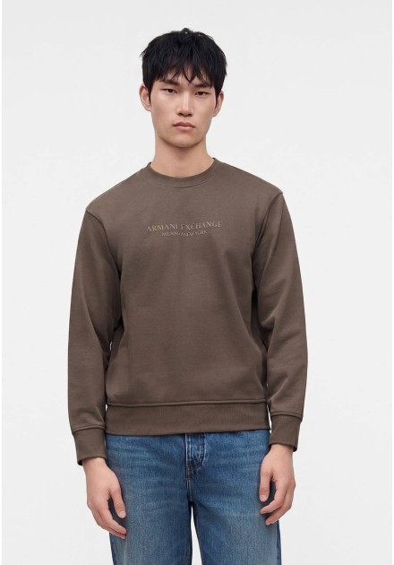 Sudadera Armani Exchange marrón - frontal en modelo Sudadera Armani Exchange marrón - frontal en modelo