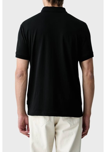 Polo Armani Exchange negro - vista trasera en modelo