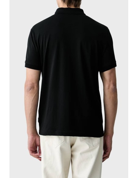 Polo Armani Exchange negro - vista trasera en modelo