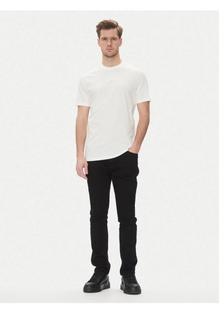 Camiseta Armani Exchange blanca - look completo en modelo