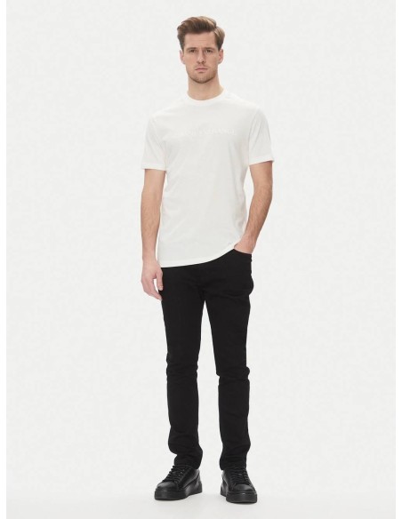 Camiseta Armani Exchange blanca - look completo en modelo