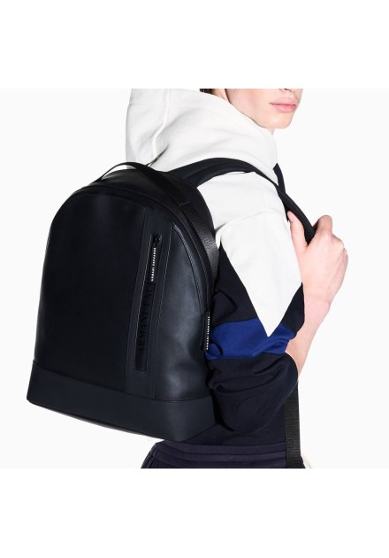 Mochila Armani Exchange negra - en modelo