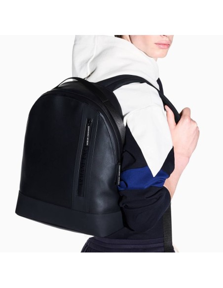 Mochila Armani Exchange negra - en modelo