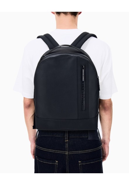 Mochila Armani Exchange negra - vista trasera en modelo