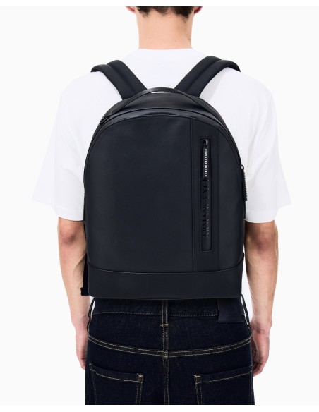 Mochila Armani Exchange negra - vista trasera en modelo