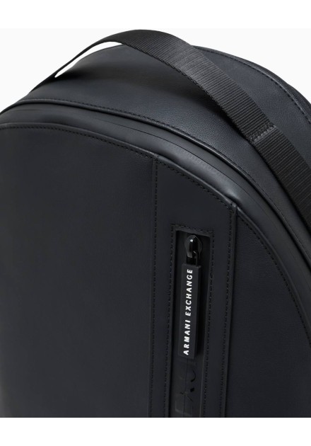 Mochila Armani Exchange negra - detalle del logo y la cremallera