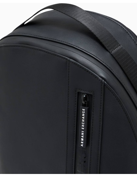 Mochila Armani Exchange negra - detalle del logo y la cremallera