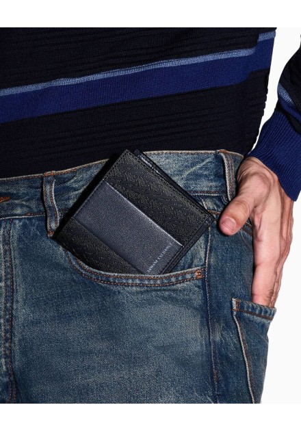 Billetero Armani Exchange negro y gris - en modelo Billetero Armani Exchange negro y gris - en modelo