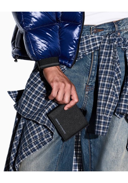 Billetero Armani Exchange negro - en modelo