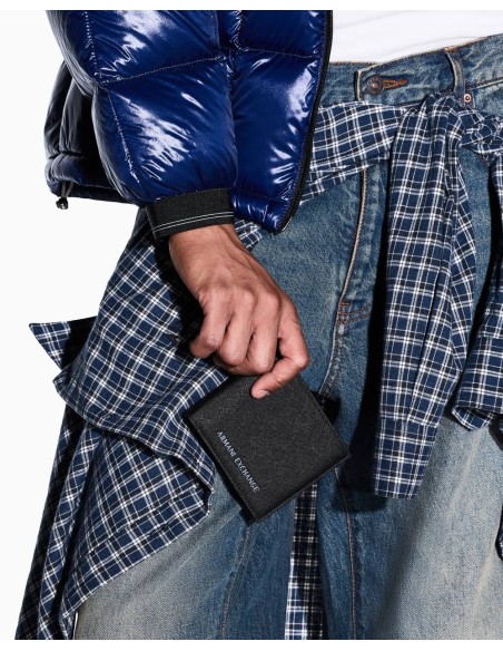 Billetero Armani Exchange negro - en modelo