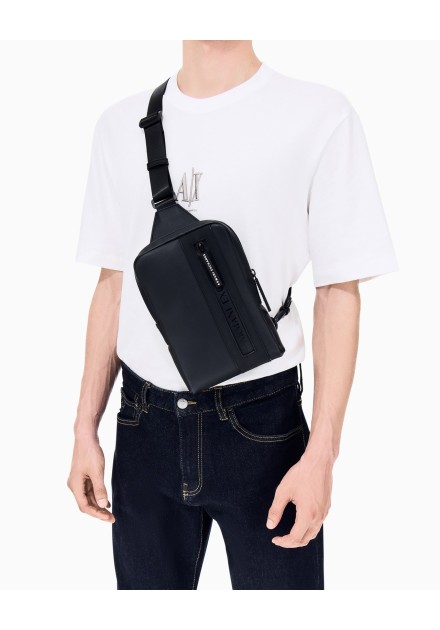 Bandolera Armani Exchange negra - frontal en modelo