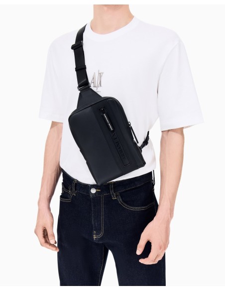 Bandolera Armani Exchange negra - frontal en modelo