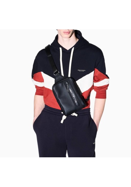 Bandolera Armani Exchange negra - look completo en modelo