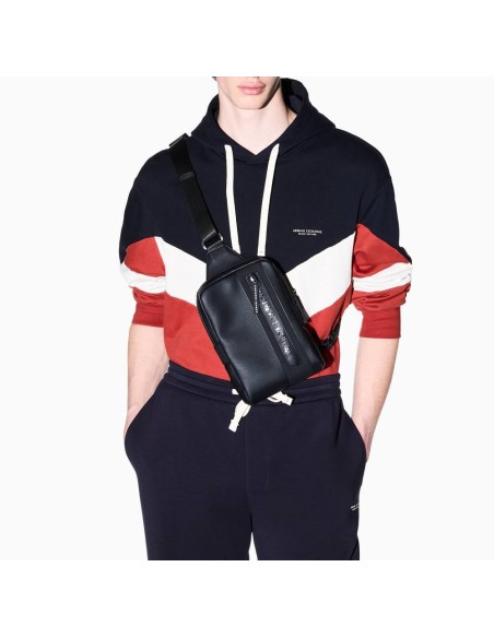 Bandolera Armani Exchange negra - look completo en modelo