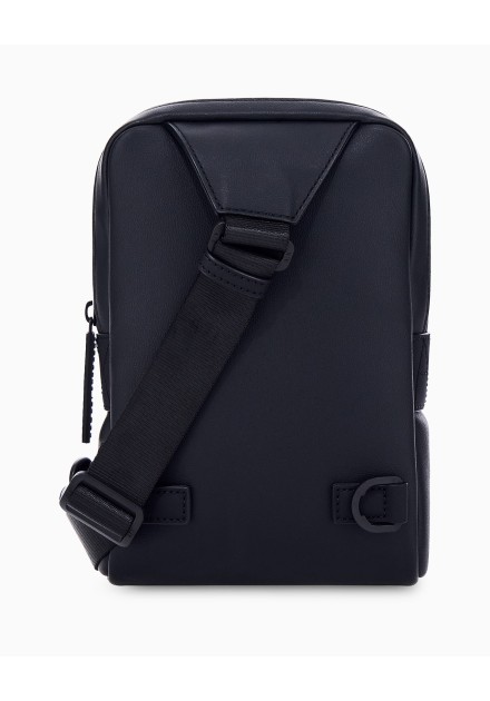 Bandolera Armani Exchange negra - vista trasera con correa