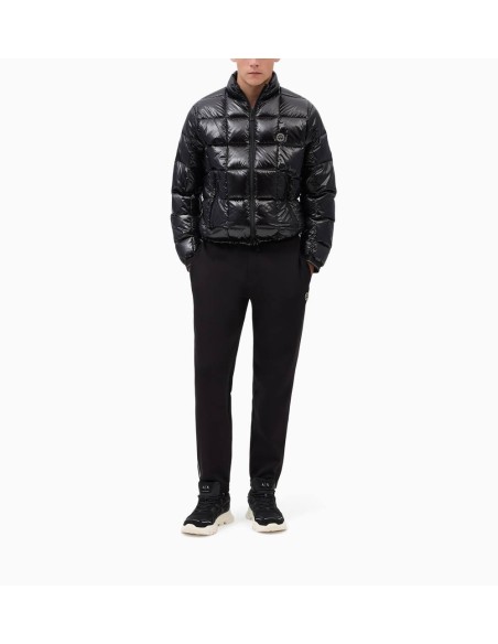 Chaqueta plumón Armani Exchange negra - look completo en modelo