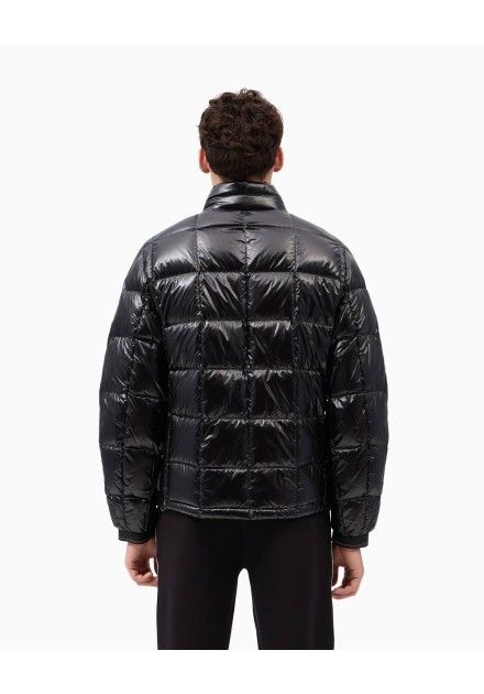 Chaqueta plumón Armani Exchange negra - vista trasera en modelo Chaqueta plumón Armani Exchange negra - vista trasera en modelo