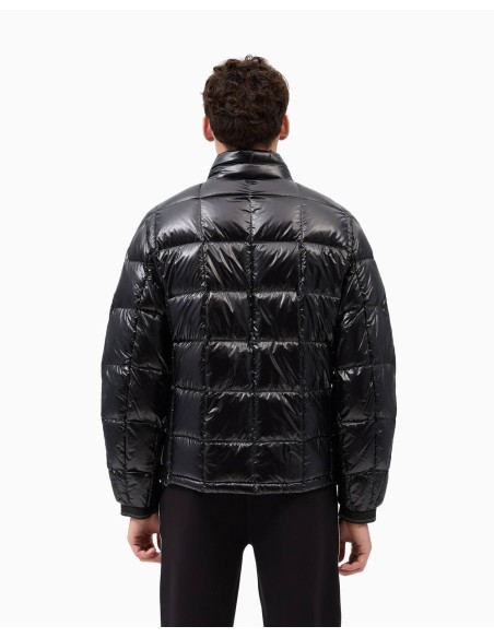 Chaqueta plumón Armani Exchange negra - vista trasera en modelo