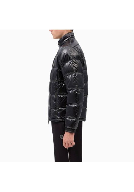 Chaqueta plumón Armani Exchange negra - lateral en modelo Chaqueta plumón Armani Exchange negra - lateral en modelo