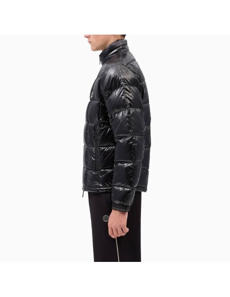Chaqueta plumón Armani Exchange negra - lateral en modelo