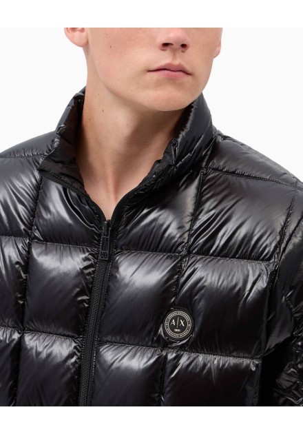Chaqueta plumón Armani Exchange negra - detalle en modelo Chaqueta plumón Armani Exchange negra - detalle en modelo
