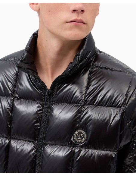 Chaqueta plumón Armani Exchange negra - detalle en modelo