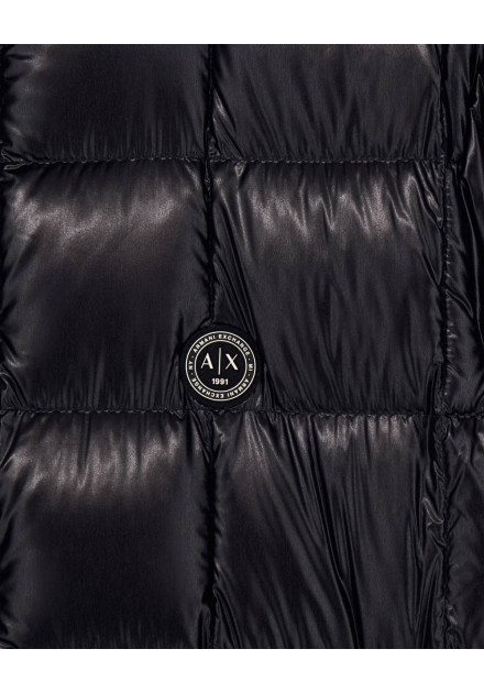 Chaqueta plumón Armani Exchange negra - detalle del tejido y logo Chaqueta plumón Armani Exchange negra - detalle del tejido y logo