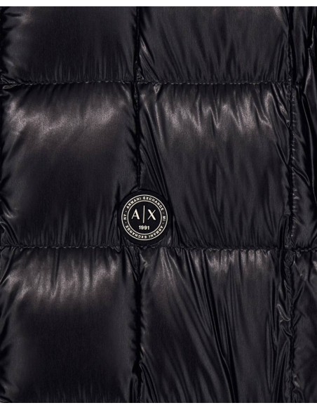 Chaqueta plumón Armani Exchange negra - detalle del tejido y logo