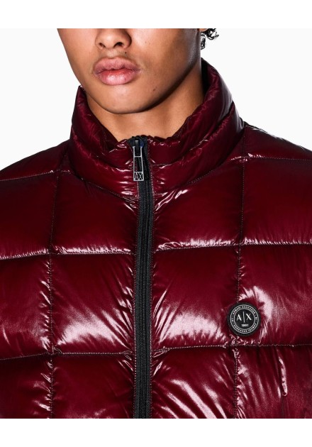 Chaqueta plumón Armani Exchange granate - detalle en modelo Chaqueta plumón Armani Exchange granate - detalle en modelo