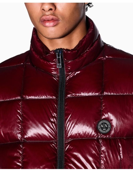 Chaqueta plumón Armani Exchange granate - detalle en modelo
