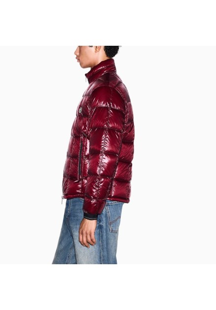 Chaqueta plumón Armani Exchange granate - lateral en modelo Chaqueta plumón Armani Exchange granate - lateral en modelo