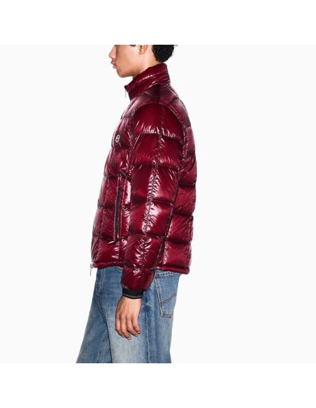 Chaqueta plumón Armani Exchange granate - lateral en modelo