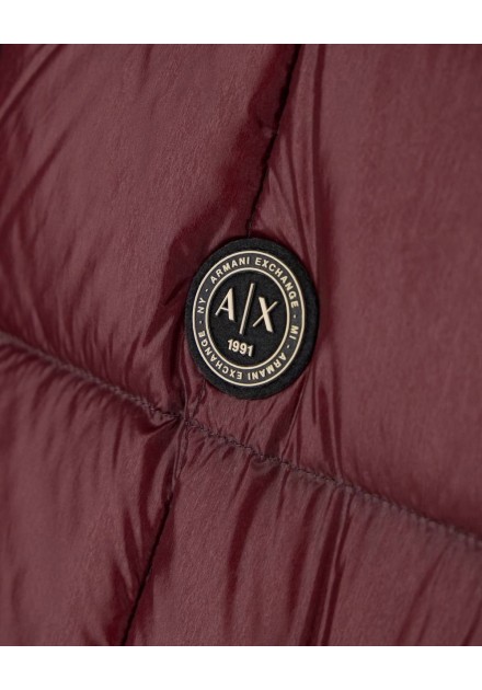 Chaqueta plumón Armani Exchange granate - detalle del tejido y logo Chaqueta plumón Armani Exchange granate - detalle del tejido y logo