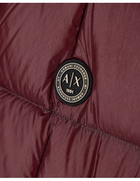 Chaqueta plumón Armani Exchange granate - detalle del tejido y logo