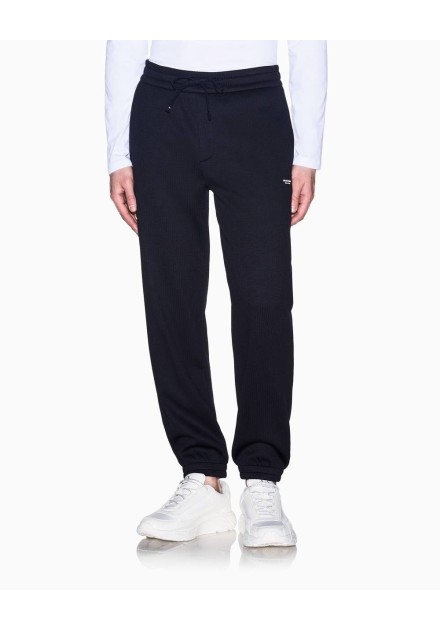 Pantalón jogger Armani Exchange navy - frontal en modelo