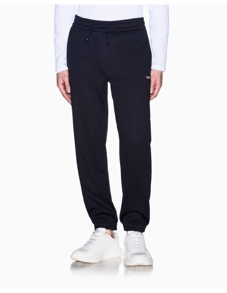 Pantalón jogger Armani Exchange navy - frontal en modelo