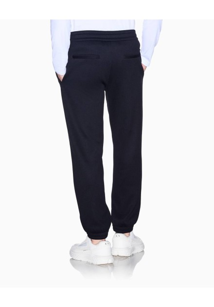 Pantalón jogger Armani Exchange navy - vista trasera en modelo