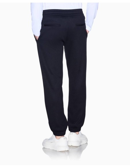 Pantalón jogger Armani Exchange navy - vista trasera en modelo