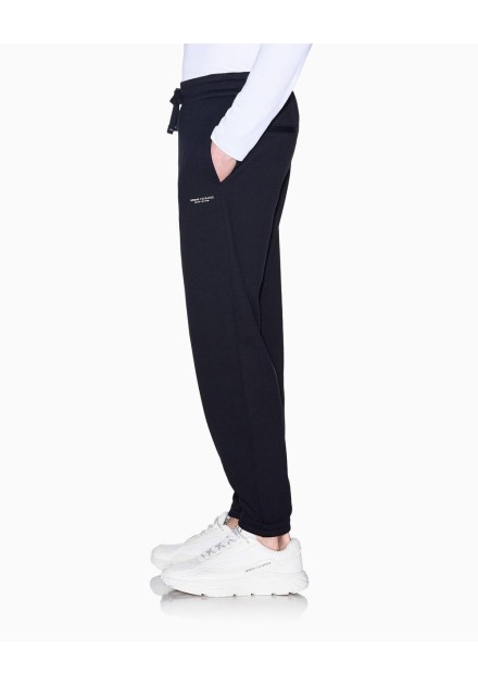 Pantalón jogger Armani Exchange navy - lateral en modelo