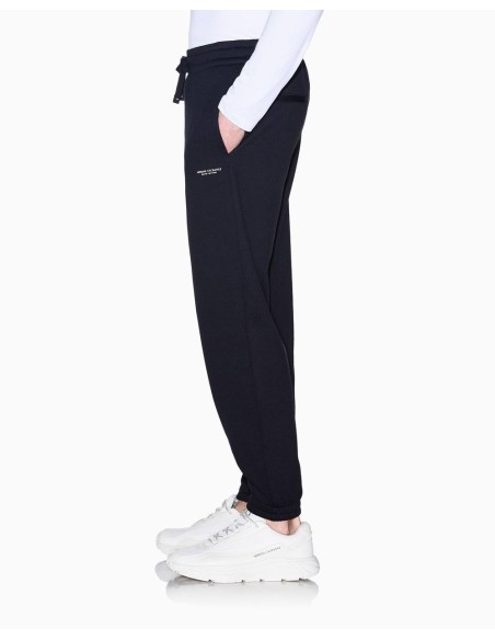 Pantalón jogger Armani Exchange navy - lateral en modelo