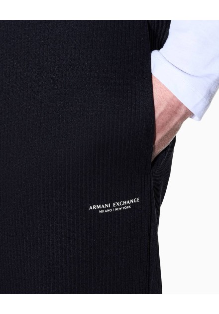 Pantalón jogger Armani Exchange navy - detalle del bolsillo en modelo