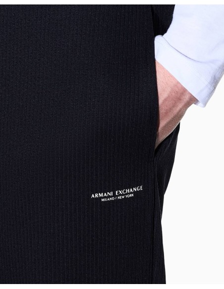 Pantalón jogger Armani Exchange navy - detalle del bolsillo en modelo
