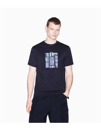 Camiseta Armani Exchange azul marino - frontal en modelo