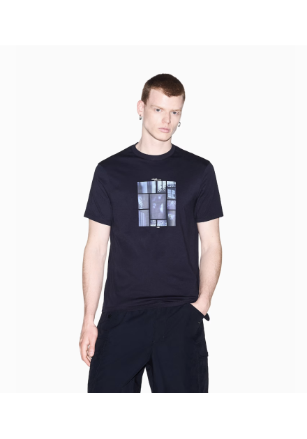 Camiseta Armani Exchange azul marino - frontal en modelo Camiseta Armani Exchange azul marino - frontal en modelo