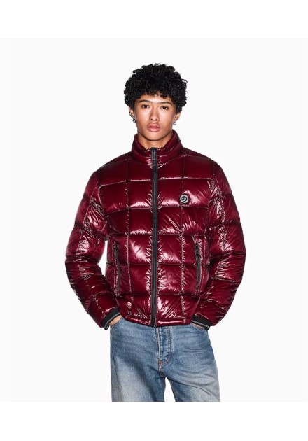 Chaqueta plumón Armani Exchange granate - frontal en modelo Chaqueta plumón Armani Exchange granate - frontal en modelo
